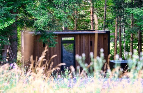 Windham Cabin | MIRROR CABIN IN THE FOREST WITH HOT TUB