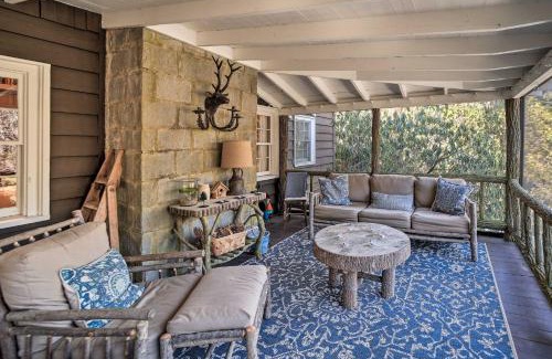 Mirror Lake House | Mirror Lake Cabin about 1 Mi to Dtwn Highlands!