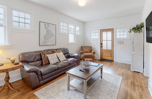 Trinidad House | Miss Daisy | Charming house in Trinidad with a deck & modern interior - dogs ok