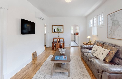 Trinidad House | Miss Daisy | Charming house in Trinidad with a deck & modern interior - dogs ok