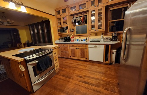 Wallingford House | Miss Oliver's House, classic Craftsman, centrally located w/hot tub & wood stove