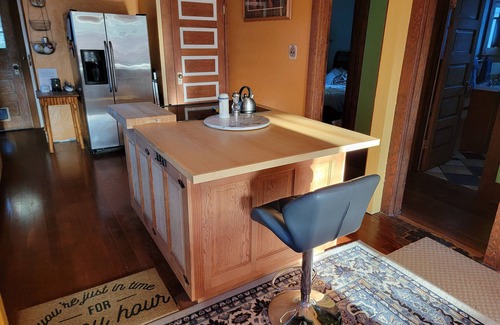 Wallingford House | Miss Oliver's House, classic Craftsman, centrally located w/hot tub & wood stove