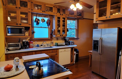 Wallingford House | Miss Oliver's House, classic Craftsman, centrally located w/hot tub & wood stove