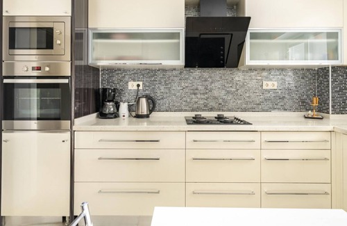 Caddebostan Mahallesi Apartment | Missafir Stunning Flat with Terrace in Caddebostan