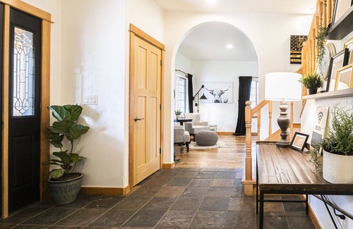Sisters House | Mission 22 Large farmhouse, with walking trails. Close to town!