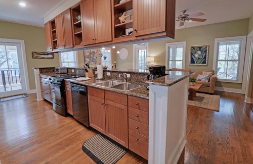 Seacrest Cottage | Mississippi Magnolia: Coastal 3 bed Cottage walking distance to the beach