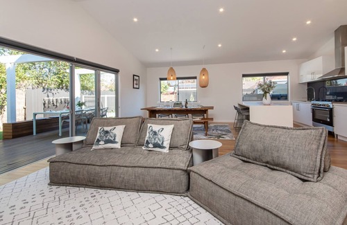 Mornington House | Missy's Escape | Family Oasis with Pool & Spa