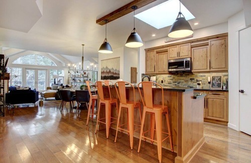 Town Centre Condo | Mistaya Suite | Stylish Downtown Penthouse