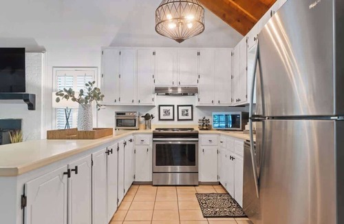 Milledgeville House | Misty Cove Sleeps 6, Private Dock & Great Fishing