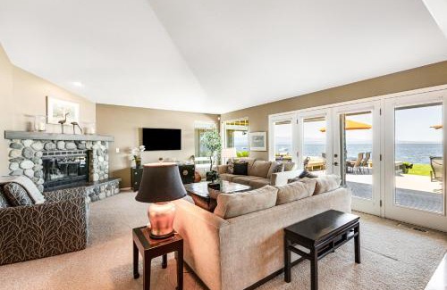 Freeland House | Misty Lady at Water's Edge