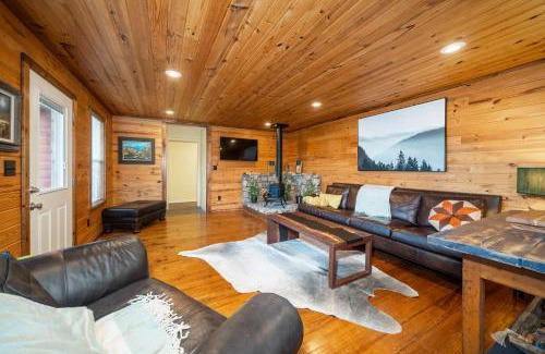 Glenwood House | Misty Mountain Cabin Spectacular Scenic Escape by Caddo River