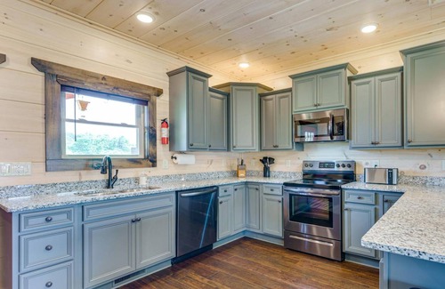 Sevierville House | Misty Mountain Stop: Mountain Views, Hot Tub, Game Room, Theater Room