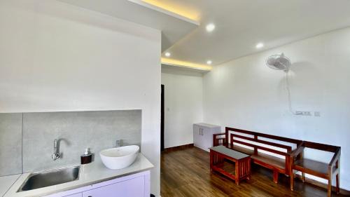 Udumbanchola Bed & Breakfast | Misty Munnar Cliff Heaven
