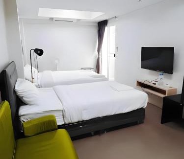 Wang Burapha Phirom Apartment | Mitr Inn MRT Samyot - ตรอกวิสูตร MRT สามยอด