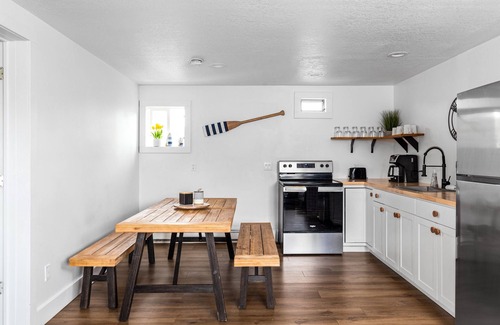 Ludington Apartment | Mitten Flats #4 - 1 Block to the beach! Hot tub!
