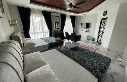 Jenjarom House | MKB Homestay - 2 X Queen Bed Studio Room with View and Free Parking