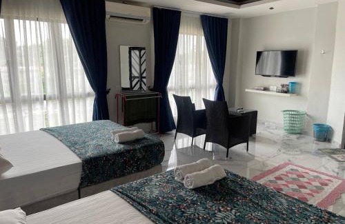 Jenjarom House | MKB Homestay - 2 X Queen Bed Studio Room with View and Free Parking
