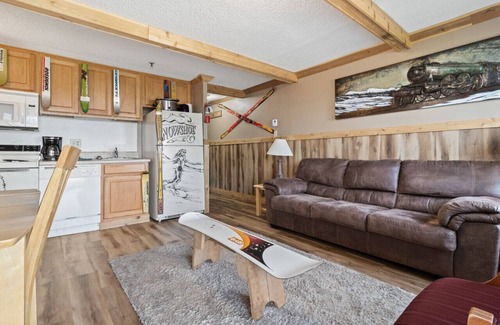 Snowshoe Condo | ML132 Quaint & Rustic condo Mountain views 1st Floor Wi-Fi EZ park