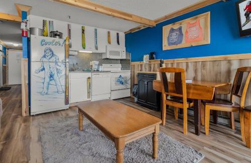 Snowshoe Apartment | ML134 Cozy Cabin Feel Slope View Wi-Fi Ballhooter Side EZ Parking