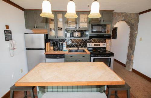 Snowshoe Apartment | ML217 Whimsical Retreat Close to Village & Lifts EZ Parking