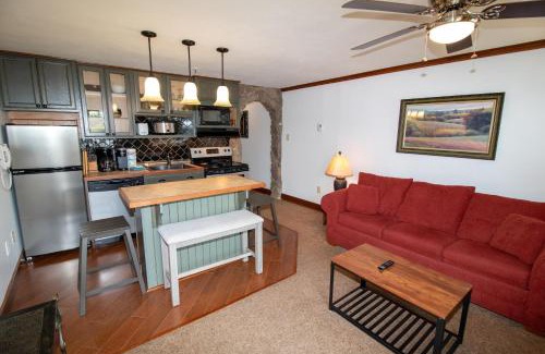 Snowshoe Apartment | ML217 Whimsical Retreat Close to Village & Lifts EZ Parking