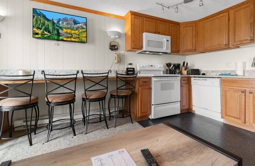 Snowshoe Condo | ML236 Breathtaking mountain view! Skier's Bliss! Wi-Fi Gated Parking Lot