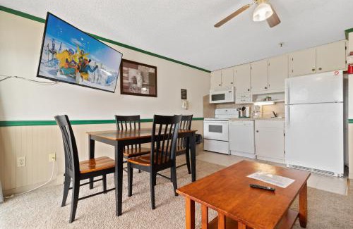 Snowshoe Apartment | ML240 Wonderful Mountain View Close To Slopes EZ Parking WiFi