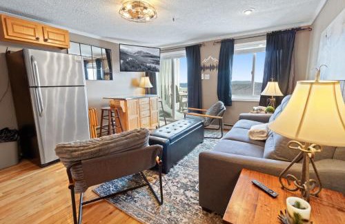 Snowshoe Apartment | ML352 Stylish Classy Mountain Views EZ Parking WiFi