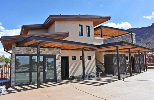 Moab South Valley House | Moab Condo C12 Sage Creek Resort * Pool * Hot Tubs * Waterfalls * Clubhouse