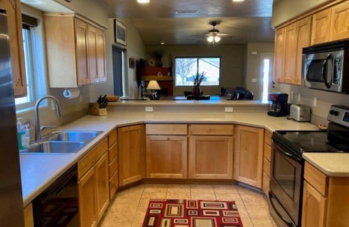 Moab South Valley House | Moab Rim View Home - Brand New Private Hot Tub, Gig Internet, Garage