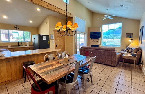 Moab South Valley House | Moab Rim Views! I Garage I Pool & Hot Tub I Pet Friendly I Trailer Parking