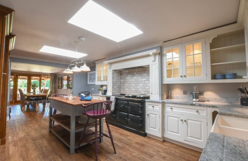 Martlesham Heath House | MOAT BARN, pet friendly, with hot tub in Woodbridge