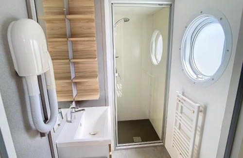 Jullouville-les-Pins House | Mobil-home Grand Confort 2 Chambres, Proche Plage, 4 Pers., Piscine Chauffée, Parking, Wi-Fi Gratuit - FR-1-361A-86