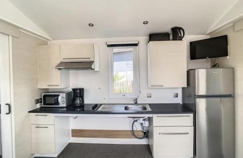 Jullouville-les-Pins House | Mobil-home PMR tout confort, 200m plage, piscine, 4 pers, 2 chambres, parking, wifi, ménage inclus - FR-1-361A-42