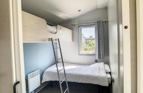 Jullouville-les-Pins House | Mobil-home PMR tout confort, 200m plage, piscine, 4 pers, 2 chambres, parking, wifi, ménage inclus - FR-1-361A-42