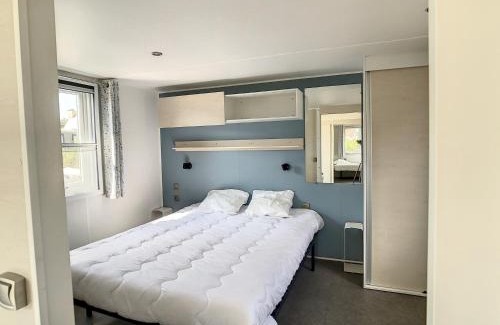 Jullouville-les-Pins House | Mobil-home PMR tout confort, 200m plage, piscine, 4 pers, 2 chambres, parking, wifi, ménage inclus - FR-1-361A-42