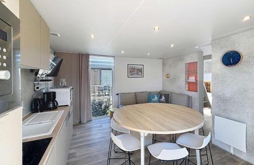 Jullouville-les-Pins House | Mobil-home tout confort 6 pers, 200m plage, piscine chauffée, 2 SDB, Jullouville. - FR-1-361A-58