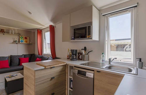 Ambon House | Mobile Home '6 Personnes' with Shared Pool, Private Terrace and Wi-Fi