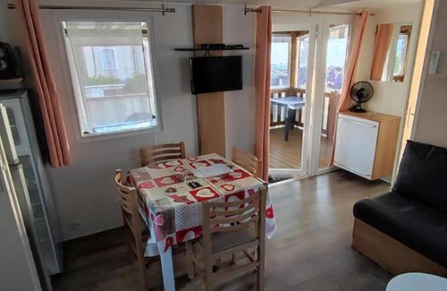 Gastes House | Mobile Home 'Au Bonheur Des Landes' with Shared Pool, Private Terrace and Air Conditioning