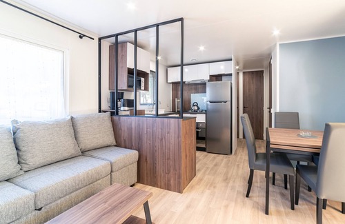 Canet-Plage House | Mobile Home 'Camping Siblu Vue Sur Canigou' with Lake View, Shared Pool & Wi-Fi