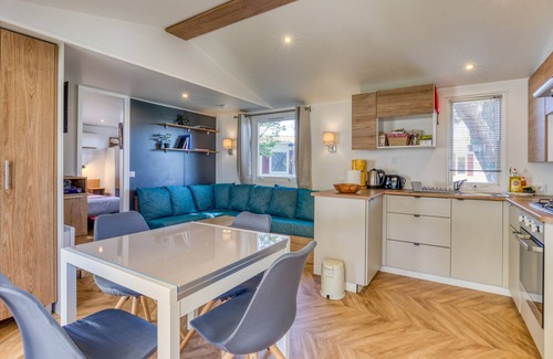 Lattes House | Mobile Home 'Le 370' with Shared Pool, Private Terrace and Private Garden Lattes