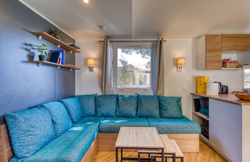 Lattes House | Mobile Home 'Le 370' with Shared Pool, Private Terrace and Private Garden Lattes