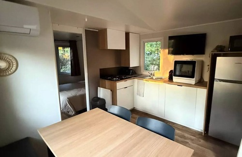 Grignan House | Mobilheim PREMIUM 20m2 1 Schlafzimmer + TV+ Klimaanlage + Geschirrspüler + überdachte Terrasse 10m2 2 Personen