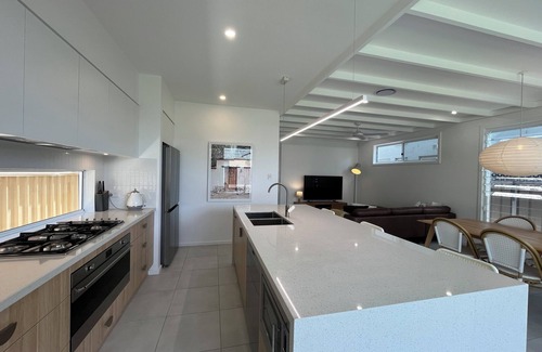 Currarong House | Moby's: Modern beach house, 1 min walk to beach