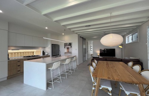 Currarong House | Moby's: Modern beach house, 1 min walk to beach