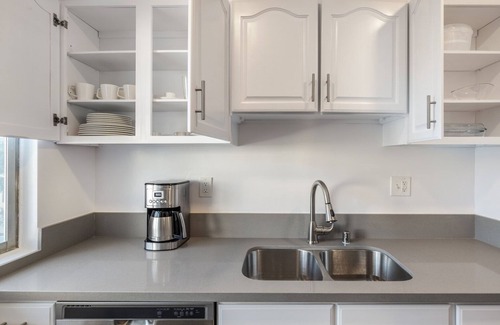 Sawtelle Apartment | Mod Brentwood 1BR w/Outdoor Pool, near UCLA & Downtown, by Blueground