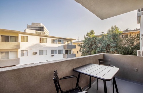 Sawtelle Apartment | Mod Brentwood 1BR w/Outdoor Pool, near UCLA & Downtown, by Blueground