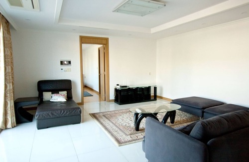 Hannamil-tong Apartment | Mod Lux Spacious 3 bd with Great View and Parking