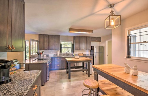 Oakwood Cottage | Mod 'stable House' on 10 Acres, Walk to Lake!