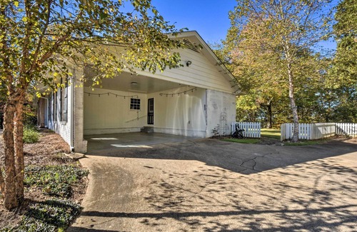 Oakwood Cottage | Mod 'stable House' on 10 Acres, Walk to Lake!